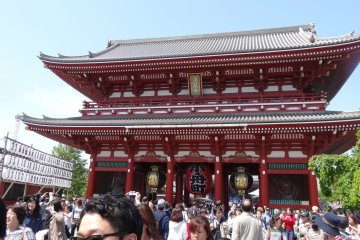 <p>ประตูคามินาริ-มอน (Kaminari-mon) หรือประตูสายฟ้า</p>