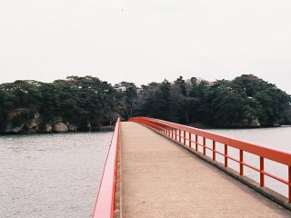Cây cầu dài dẫn tới một trong các hòn đảo