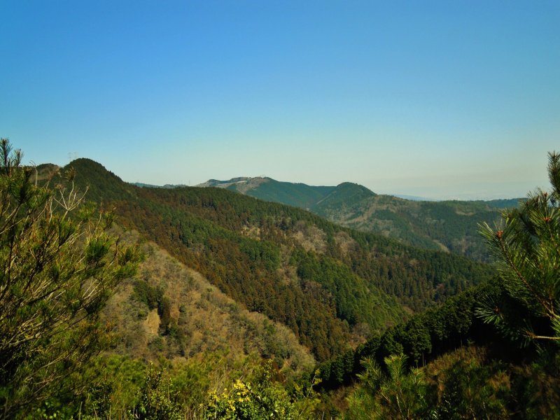 <p>The hills around Minoo waterfall are perfect for hiking.</p>