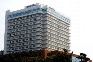 <p>The main building of the Seaside Hotel Maiko Villa</p>