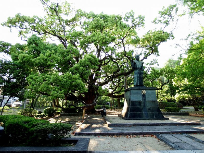 도쿠시마의 초대 주인 인 하치스카 이에마사의 인상적인 동상과 나무