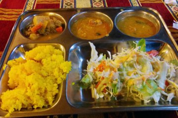 <p>The food is flavorful and filling. And it comes in a tray!&nbsp;</p>