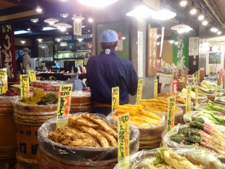 Lots of pickle shops at&nbsp;Kyoto&#39;s famous Nisihiki Markets.