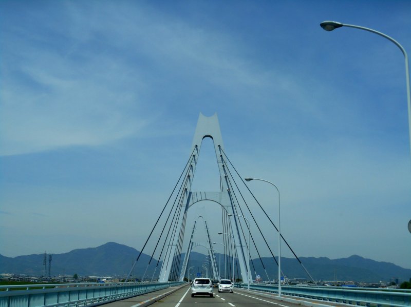 토쿠시마에서 반도로 가는 요시노 강 위 시코쿠 사부로 다리를 건너다