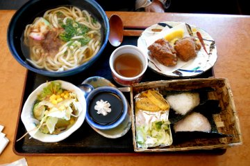 <p>Omusubi Bento (rice ball lunch box). Before the strenuous excursion, you need to eat as much as this!</p>