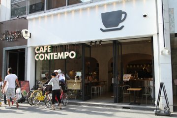 <p>มีร้านกาแฟทันสมัยตั้งอยู่เรียงราย</p>