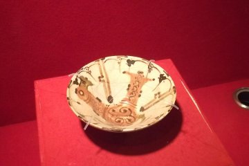 도자기관에는 고대 이란의 토기, 도자기, 유리, 중국 도자기 등이 전시되어 있다