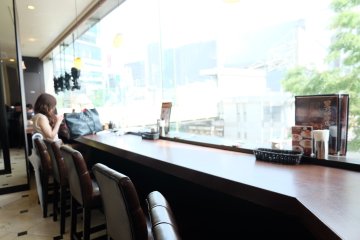 <p>ที่นั่งริมหน้าต่างมองเห็นห้าแยกชิบุย่า</p>