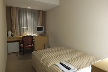 <p>ห้องแบบ Single Room ราคาแบบ walk-in คืนละ 5,300 เยน</p>