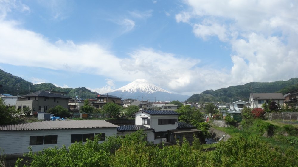 Viewing beautiful Mt. Fuji from the Fujikyuko Line train