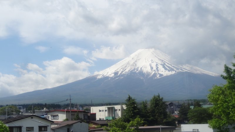 <p>ภูเขาฟูจิสัญาลักษณ์ของญี่ปุ่น มองจากบนรถไฟสายฟูจิกิวโกะ ไม่ว่าจะมองมุมไหนก็งดงาม</p>
