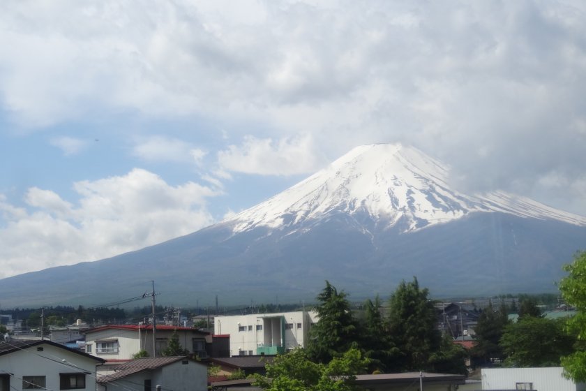 ภูเขาฟูจิสัญาลักษณ์ของญี่ปุ่น มองจากบนรถไฟสายฟูจิกิวโกะ ไม่ว่าจะมองมุมไหนก็งดงาม
