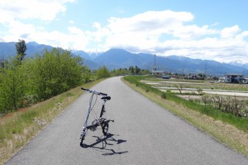 <p>จักรยานของฉันกับภูเขาและนาข้าวของอะซุมิโนะ นากาโนะ</p>