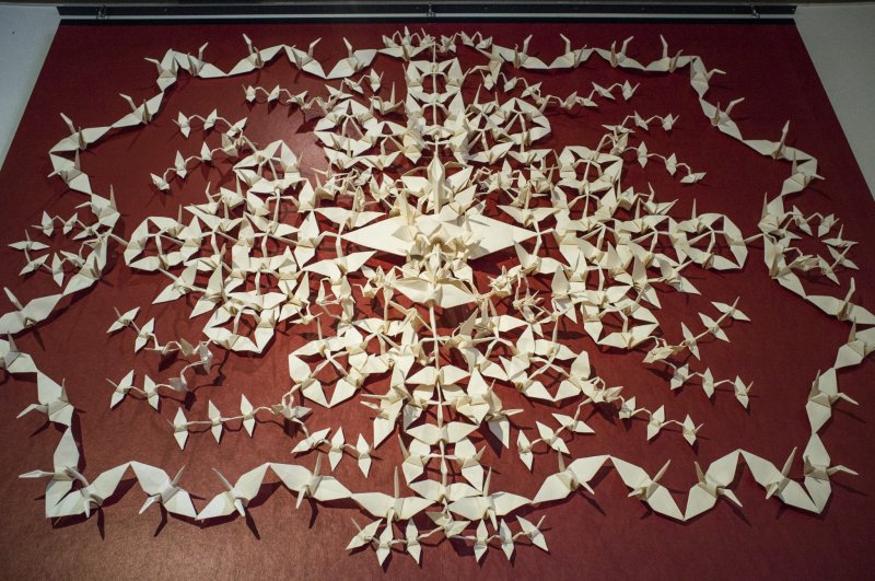 에치젠 종이 및 문화박물관에서 큰 삼베로 만든 종이학 307점이 인상적으로 전시되어 있다.