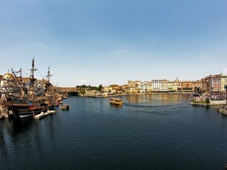 The pirate ship is moored on the left side, while on the right you can see the stage where shows take place throughout the day.&nbsp;