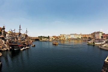 <p>The pirate ship is moored on the left side, while on the right you can see the stage where shows take place throughout the day.&nbsp;</p>