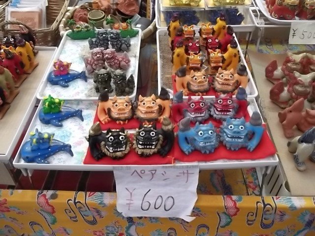<p>These colorful lion figures make good souvenirs</p>