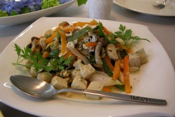 <p>อาหารจาน Koya-dofu (เต้าหู้แห้งแช่แข็ง) ที่ฉันทำกับนักเรียน ค่อนข้างจะเป็นตะวันตกไปสักนิด แต่ยังคงคุณสมบัติของหยินหยางที่สมดุล และเหมาะสมสำหรับผู้ทานมังสวิรัติ อาหารย่อยยาก และผู้ที่แพ้นม Koya-dofu ที่คุณซื้อในพื้นที่ที่มี shojin-ryouri จะมีรสชาติที่แตกต่างกันมากจากที่คุณพบที่ซูเปอร์มาร์เก็ตที่ สมควรต้องลองชิมจริง</p>