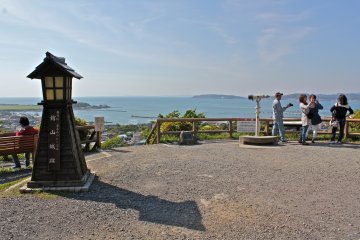 <p>Walk towards the back of the castle to explore the castle grounds and discover more exciting views of Tateyama Bay and the Pacific Ocean.</p>