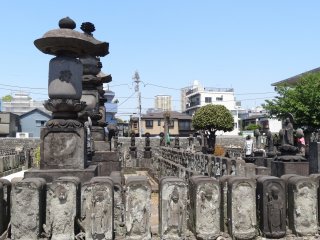 รูปปั้นจิโซะ (Jizo) ที่วัดจิโยะ เมียว อิน