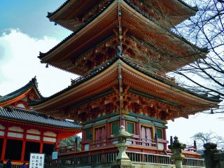 早春の空に映える清水寺の三重塔
