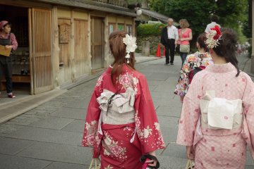 <p>On the way to the temple, Japanese women dressed in their traditional kimono outfit.</p>