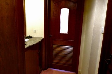 <p>Standard double room has &#39;entrance hall&#39;, which is separated from a bedroom by a wooden door</p>
