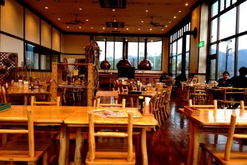 <p>레스토랑 안의 은은한 불빛이 따뜻한 분위기를 선사한다.</p>