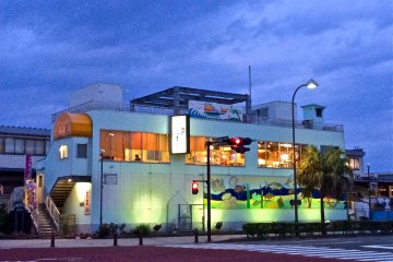 <p>Hamakura is a light green building and is located directly in front of Yokosuka Fish Market off of Maborikaigan Road.</p>