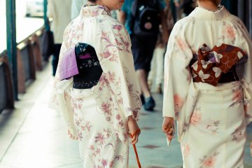 <p>Kimonos and shopping</p>