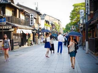 Hanami-koji street