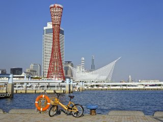 このタワーには思い出がぎっしり詰まっている。神戸に住んでいた頃、週末の早朝よく自転車でこのタワーまで出掛けたのだ。この写真はショッピングモール、モザイクから写したものだ。モザイクには美しい景色を眺めながら温かいコーヒーを楽しめる店がたくさんある