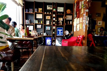 <p>Spread out and relax at this eatery with warm wood tones.</p>