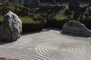 波紋を描いた砂の上に八つの石が置かれた「三尊五租来迎の庭」