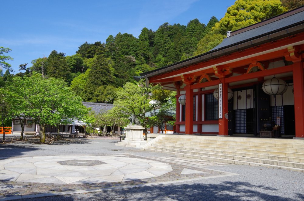 Hội trường chính của đền Kurama và vỉa hè đá chỉ ra điểm năng lượng