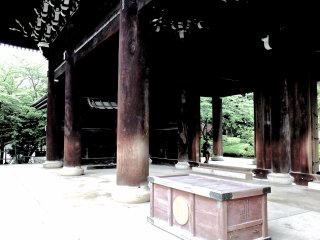 L&#39;impressionnante porte principale du temple Chion-in