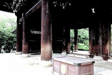 <p>Impressive main gate of Chion-in Temple</p>