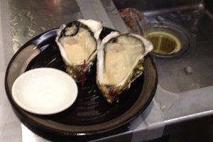 A fresh oyster plate is ready for you!