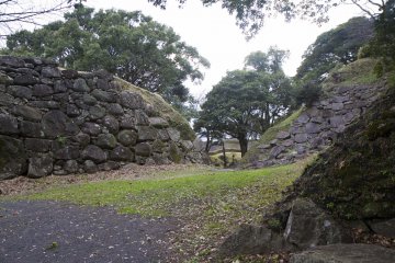 <p>Exploring the many walls throughout the grounds</p>