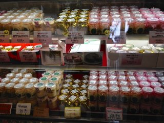 Beberapa tahun yang lalu, ketika saya sedang menyusuri jalan di Asakusa, saya melihat pembeli yang mengantre di sebuah toko bernama Asakusa Silk Pudding dan berniat mencobanya. Saya menemukannya dengan tidak sengaja, namun setelahnya saya tidak pernah melewatkan untuk mengunjungi kembali toko ini ketika saya berada di Asakusa.