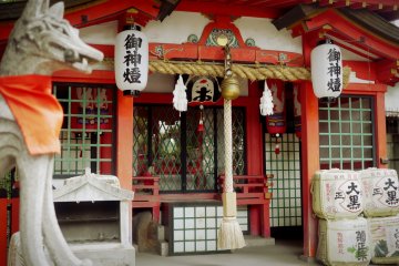 <p>The statues are watching over the shrine.&nbsp;</p>