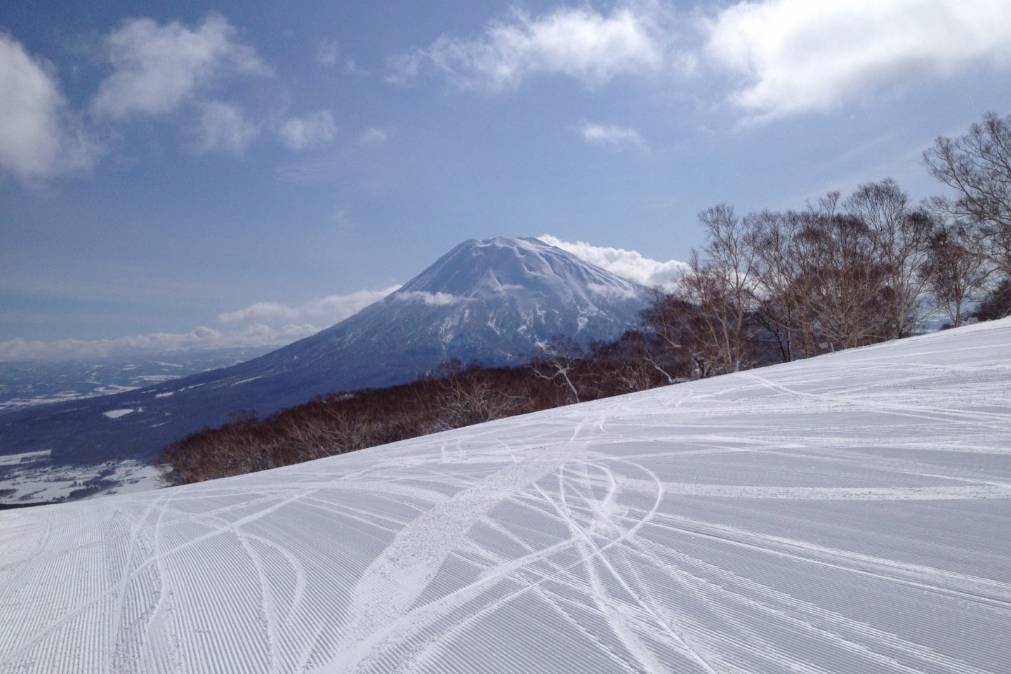 Le mont Yōtei, surnommé Ezo-Fuji, le « mont Fuji d'Hokkaidō », à Niseko