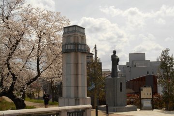<p>Statue of Yuri Kimimasa&nbsp;at the foot of Saiwaibashi bridge in Fukui city</p>
