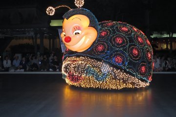 <p>Tokyo Disneyland&#39;s Electrical Parade: Ladybug&nbsp;</p>