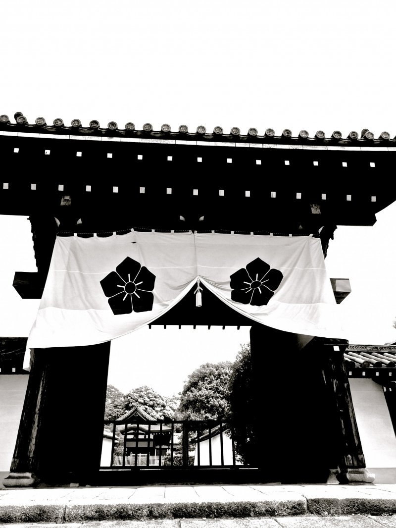 <p>This is the first gate you see from the street, but it is closed. Beautiful!</p>