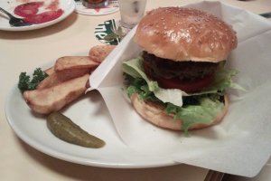 Phần burger tiêu chuẩn tại nhà hàn Teddy's