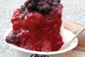 Delicious and refreshing shaved ice, with soft azuki beans, condensed milk and store-made strawberry sauce