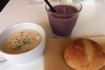 <p>My set meal featuring clam chowder, acai smoothie, and hot bread</p>