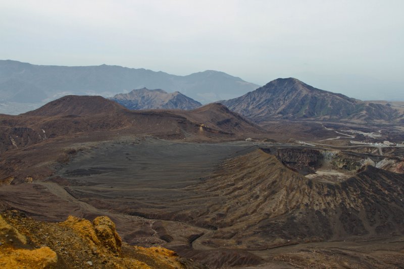 <p>The view from above onto the huge plain next to one of the older extinct cones. It is a volcanic desert, almost leaving you with the impression to have entered another planet.</p>