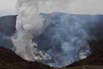 <p>There is a parking lot pretty close to the crater rim, and on foot you can get even closer and have a look into the steaming caldera of Naka-dake.</p>